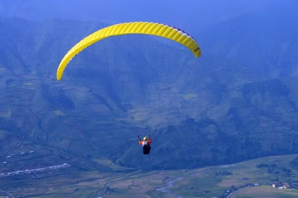  1. Mù Cang Chải - Yên Bái Mù Cang Chải là một trong những địa điểm chơi dù lượn đẹp nhất Việt Nam. Theo đánh giá của các thành viên trong Câu lạc bộ dù lượn và các phi công quốc tế, đèo Khau Phạ là một trong 4 điểm có tiềm năng bay đẹp nhất Việt Nam, cả về điều kiện thời tiết cũng như cảnh sắc thiên nhiên và con người. Ảnh: hanoiparagliding, Internet, Vn photo.