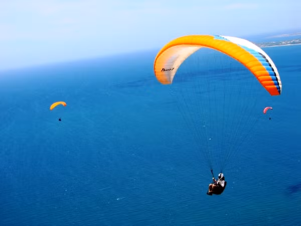  7. Bán đảo Sơn Trà - Đà Nẵng Đây đã từng là địa điểm tổ chức cuộc tranh tài dù lượn vào năm ngoái. Cất cánh từ độ cao 580m, bạn sẽ được chiêm ngưỡng khung cảnh hết sức tươi đẹp, hùng vĩ, sự kết hợp hài hoà giữa núi và biển mà thiên nhiên đã ưu ái ban tặng cho Đà Nẵng.