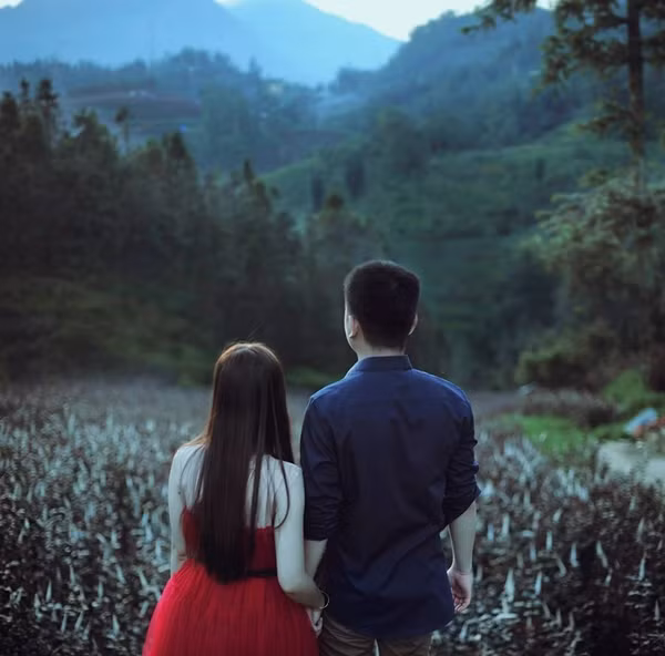 Hạnh phúc hay nỗi buồn đều đủ cả. Tôi thực sự không thể diễn tả hết bằng lời hay phải tìm cho nó một cái “bắt đầu”. Chúng tôi cứ sống và yêu nhau như vậy thôi...".