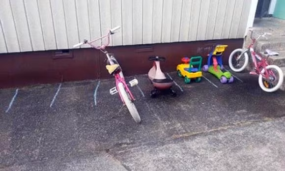 Bé cũng phải để xe đúng nơi quy định.