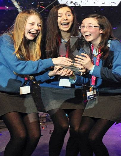 Ciara (16 tuổi), Emer Hickey (17 tuổi) và Sophie Healy Thow (17 tuổi). Đây là bộ 3 Bộ ba từ quận Cork, Ireland đã mang về giải thưởng lớn tại Hội chợ Khoa học Google với những khám phá hữu ích nhằm phát triển nông nghiệp.