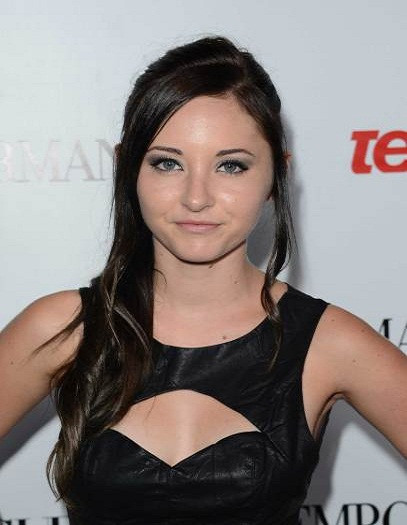 Rachel Fox (18 tuổi) là nữ diễn viên tuổi teen và ca sĩ nổi tiếng với vai Kayla Huntington trên ABC loạt phim truyền hình Desperate Housewives.