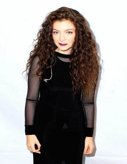 Lorde (17 tuổi) là nữ ca sĩ, nhạc sĩ đến từ New Zealand. 'Royals', giành được ngôi vị quán quân trên Billboard Hot 100, New Zealand Top 40. Cô là nghệ sĩ hát đơn người New Zealand đầu tiên đạt được vị trí số một trên đất Mỹ.