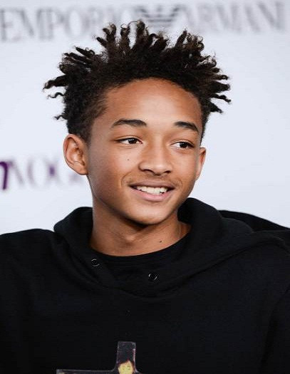 Jaden Smith (16 tuổi) được biết đến là con trai của diễn viên nổi tiếng Will Smith. Jaden Smith là một diễn viên, ca sĩ nhạc rap với lượng fan khủng trên các mạng xã hội.