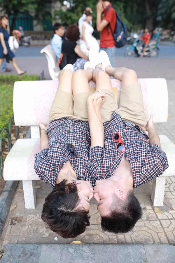 Bức ảnh nụ hôn ngược có thông điệp: "Dù cả thế giới có đảo ngược, chỉ cần anh và em luôn cùng chiều thì mọi khó khăn đều sẽ vượt qua ".