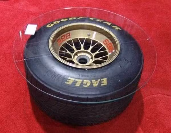 Dành riêng một chiếc lốp xe để làm chân bàn.