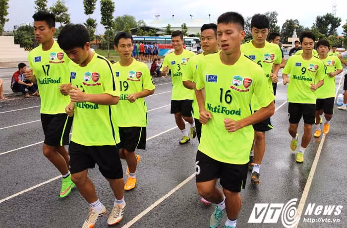 Ba tháng nữa, U19 HAGL Arsenal JMG sẽ được đôn lên đá V-League. Đó sẽ là thử thách thực sự cho họ. Thầy Giôm nói rằng mỗi cầu thủ phải tự học cách để thích nghi với điều kiện thi đấu mới. Ảnh: Quang Minh.