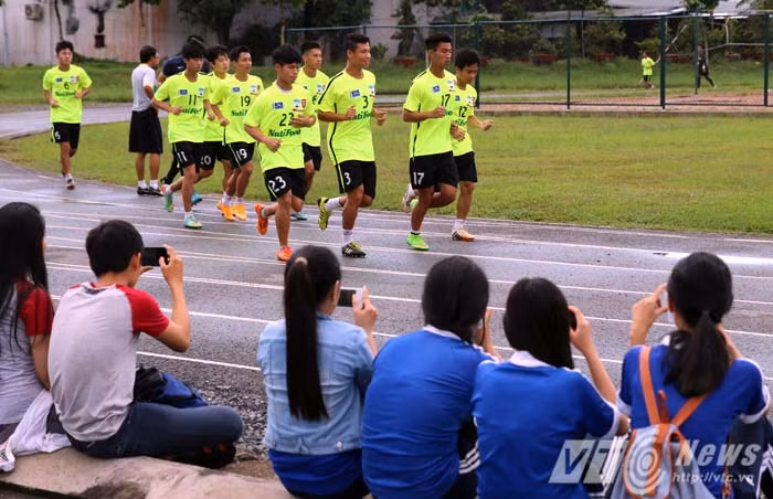 Những dấu hiệu bị quá tải của Công Phượng, Đông Triều cần phải được xem xét cẩn thận. Hiện nhiều cầu thủ U19 HAGL Arsenal JMG đã chơi bóng gấp rưỡi số trận của một cầu thủ V-League. Chấn thương hoàn toàn có thể khiến họ phải nghỉ thi đấu dài hạn. Đây là giai đoạn các cầu thủ tích lũy sức mạnh, sức bền cho quãng thời gian tiếp theo. Ảnh: Quang Minh.