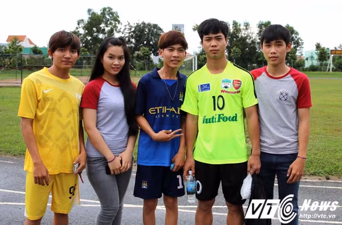 Những ngôi sao nhỏ bình dị cần những người hâm mộ bình dị. Sự gần gũi của Công Phượng nói riêng và U19 HAGL Arsenal JMG nói chung chính là điều mang lại sức cuốn hút cho công chúng. Ảnh: Quang Minh.