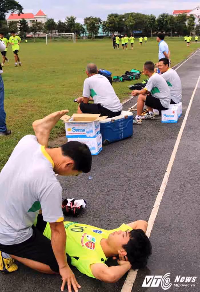 Chinh phục người hâm mộ bằng tài năng, sự cần mẫn, nỗ lực trên sân cỏ sẽ là bước đệm vững chắc để lứa U19 HAGL Arsenal JMG thành công ít nhất là về mặt con người. Chỉ hi vọng, những người lớn sẽ không quay lưng hoặc lợi dụng họ cho mục đích của mình. Ảnh: Quang Minh.