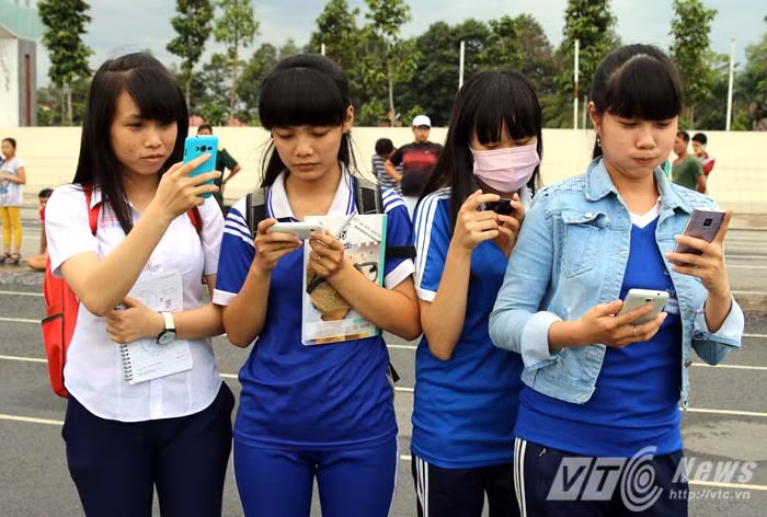 Hi vọng tình yêu của người hâm mộ không phải là thứ tâm lý đám đông. Các cầu thủ trẻ cần rất nhiều động lực trong thời điểm bóng đá Việt Nam đang xuống dốc như hiện tại. Ảnh: Quang Minh.