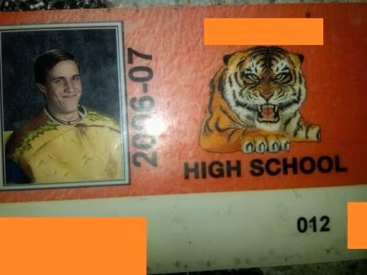 Nụ cười ngượng nghịu trước loài thú dữ.