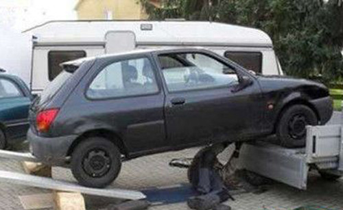 Quá nguy hiểm cho anh ấy.