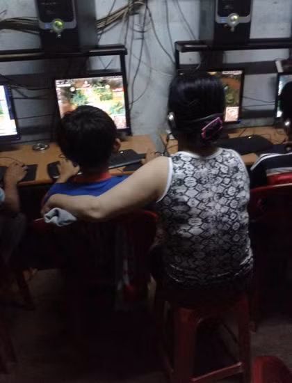 Hai mẹ con game thủ.