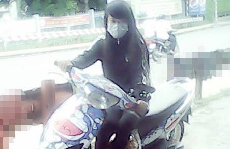 T. bên chiếc xe dán hình Đôrêmon. Ảnh: NVCC.