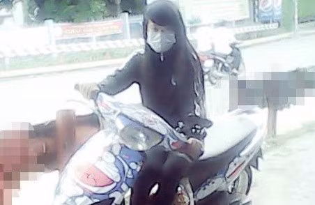 T. bên chiếc xe dán hình Đôrêmon. Ảnh: NVCC.