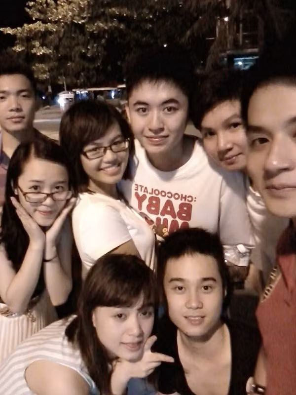 Anh chàng Bùi Thành An với các bạn trong một đoàn diễn văn nghệ.