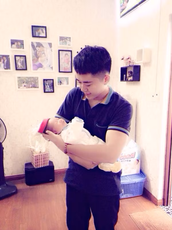 Chàng trai Bùi Thành An yêu thích việc chăm sóc cháu hàng ngày.