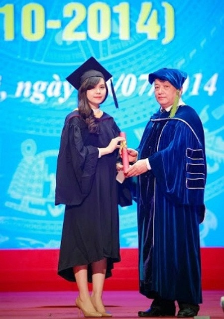 Ngoài thành tích học tập xuất sắc, thủ khoa Học viện Ngân Hàng Lê Minh Hương còn gây ấn tượng bởi vẻ đẹp dịu dàng, duyên dáng.