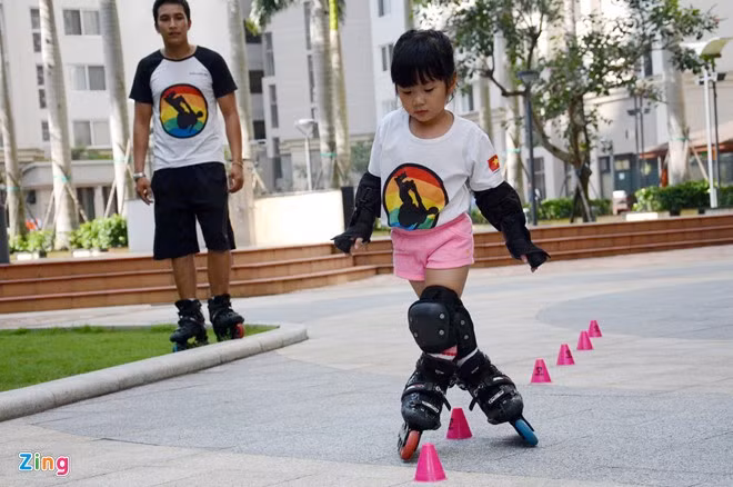 Mới 3 tuổi nhưng Phương Anh có thể làm được nhiều động tác khó, mạo hiểm khá thuần thục và điêu luyện. Nhiều động tác đòi hỏi kỹ thuật cao, dẻo dai, có độ lì như trượt, nhảy từ trên bục đá trơn; nhảy, lên xuống bậc thang chung cư; lên và nhảy máng trượt, đổ dốc đều không thể làm khó bé.