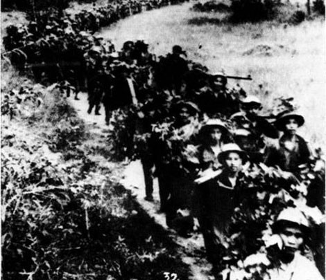 Bộ đội ta hành quân vào chiến trường Tây Nguyên.