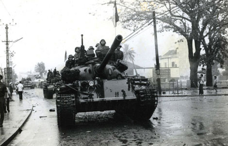 Xe tăng T-54 của bộ đội ta tiến vào giải phóng Đà Nẵng.