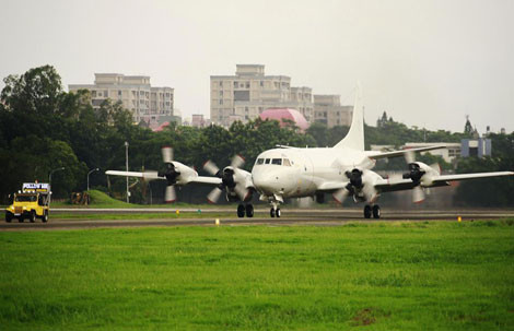 Chiếc P-3C Orion đầu tiên được Mỹ chuyển giao cho Đài Loan hạ cánh xuống căn cứ không quân Đài Loan.