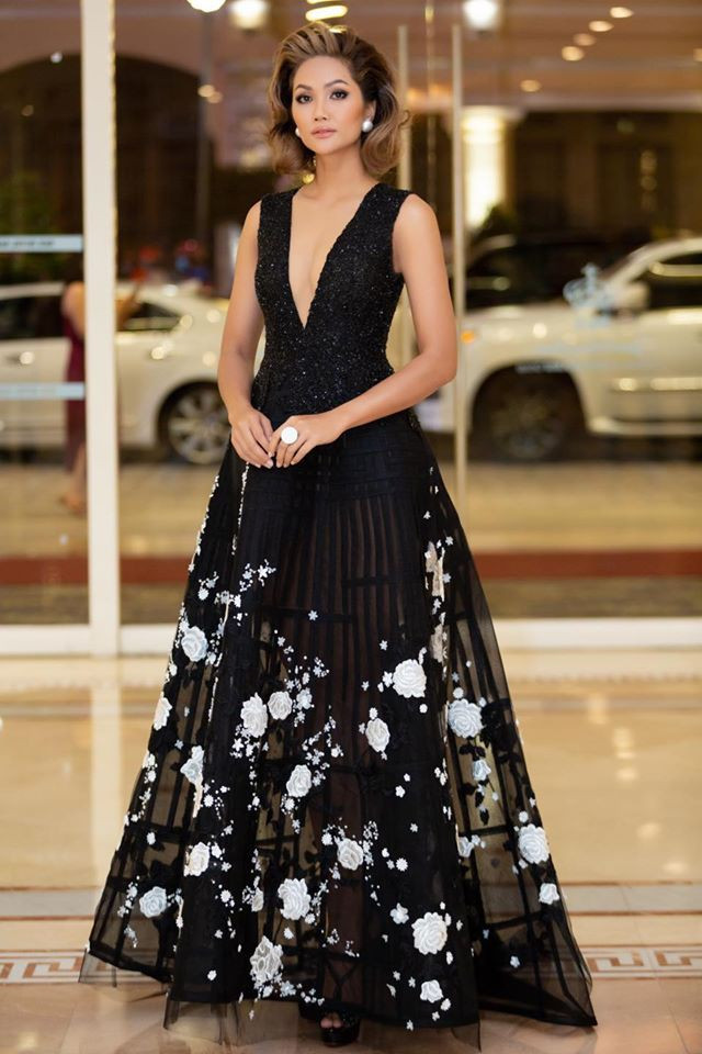 ##s###Cuối tuần qua, Hoa hậu H'Hen Niê tham dự một sự kiện trao giải tại TP. HCM. Cô gây chú ý khi diện bộ váy dạ hội màu đen với những hoạ tiết hoa màu trắng chạy dọc thân váy vô cùng yêu kiều.