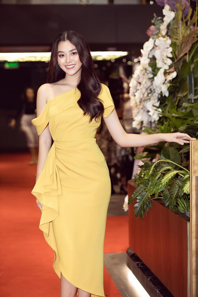 ##s###Á hậu Tường San ngọt ngào, xinh đẹp trong bộ váy màu vàng lệch vai yêu kiều.