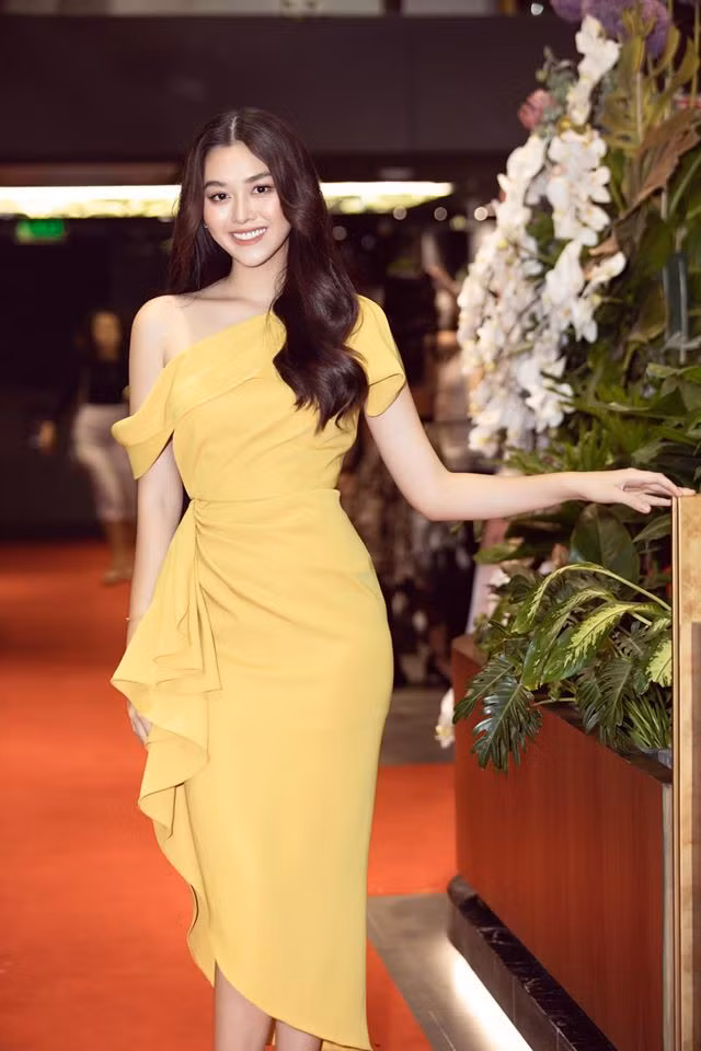 Á hậu Tường San ngọt ngào, xinh đẹp trong bộ váy màu vàng lệch vai yêu kiều.