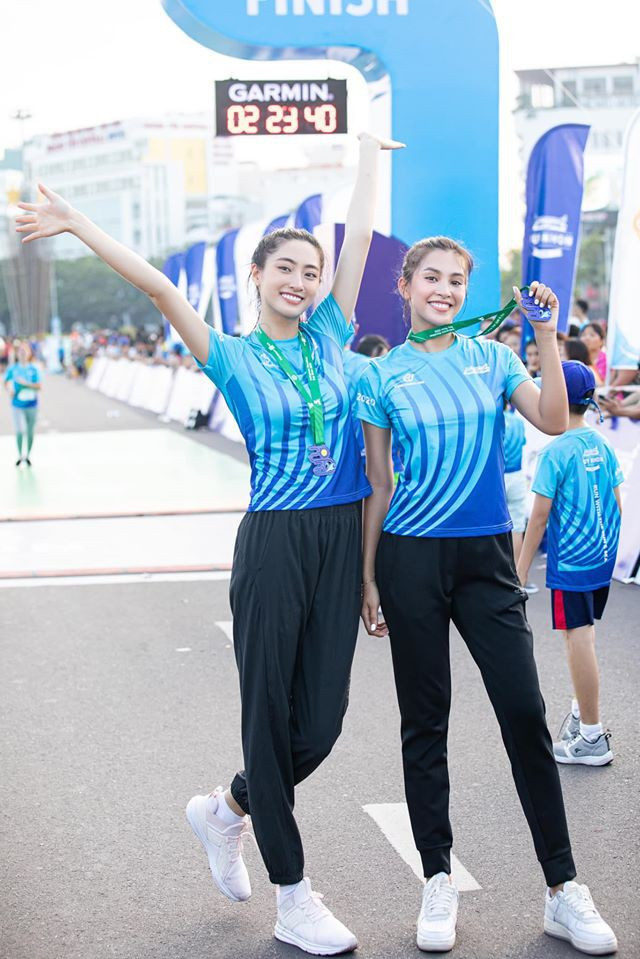##s###Hai nàng hậu xinh đẹp Tiểu Vy và Lương Thuỳ Linh cùng tham gia đường chạy marathon ở Quy Nhơn.