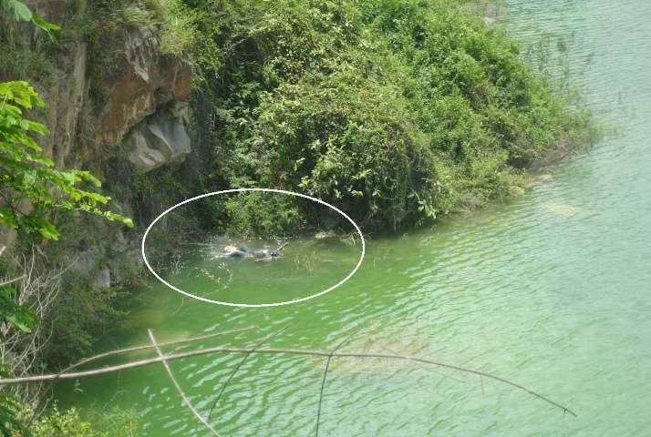 Thi thể anh Đoàn Văn Hưng được phát hiện nổi lềnh bềnh trên mặt nước.