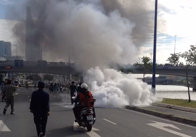 Chiếc xe và một số tài sản của nạn nhân bị thiêu rụi dù được lực lượng an ninh địa phương kịp thời có mắt chữa cháy