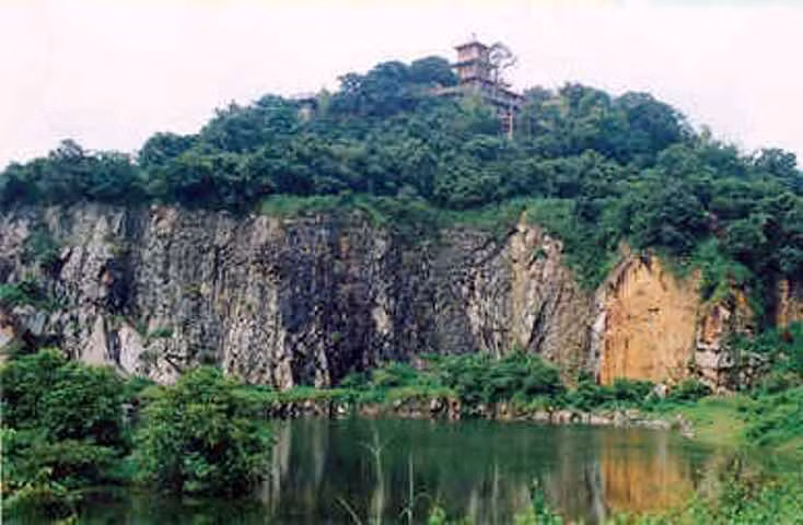 Khu vực hồ nước sát vách chùa núi Châu Thới, nơi xảy ra vụ việc.