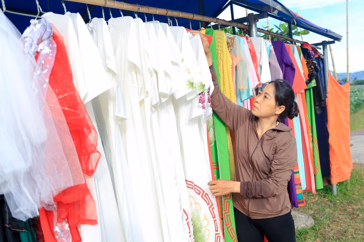 Gia đình ông Chức còn cho thuê các loại trang phục như áo yếm, áo dài, áo tân thời... để phục vụ nhu cầu chụp ảnh của khách hàng. Mỗi bộ có giá 50.000 đồng.