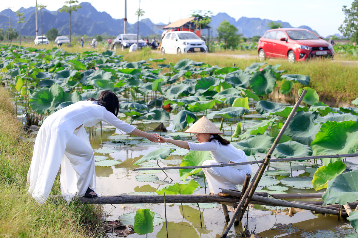 Một số người di chuyển khó khăn khi phải đi qua những chiếc cầu khỉ để đến những khu vắng người hơn.