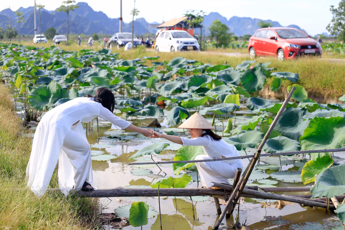 Một số người di chuyển khó khăn khi phải đi qua những chiếc cầu khỉ để đến những khu vắng người hơn.