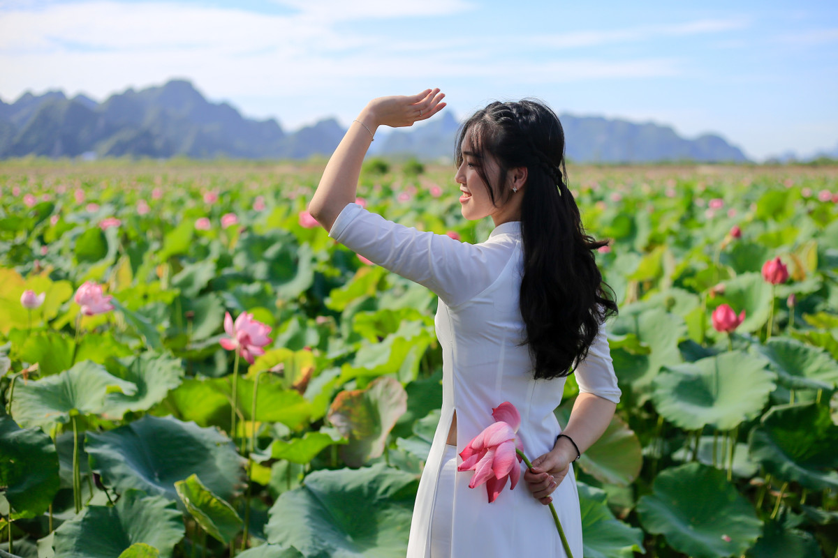 "Hôm nay tôi đi chụp theo nhóm. Nhà tôi cách đầm sen cũng không quá xa, không phải chuẩn bị gì nhiều, hẹn được đủ mọi người là chúng tôi đi luôn", Thu Hường (Mỹ Đức), cho hay.