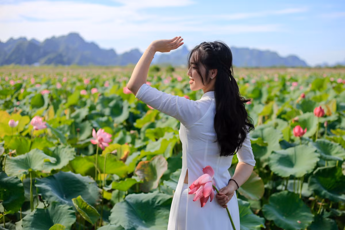 "Hôm nay tôi đi chụp theo nhóm. Nhà tôi cách đầm sen cũng không quá xa, không phải chuẩn bị gì nhiều, hẹn được đủ mọi người là chúng tôi đi luôn", Thu Hường (Mỹ Đức), cho hay.