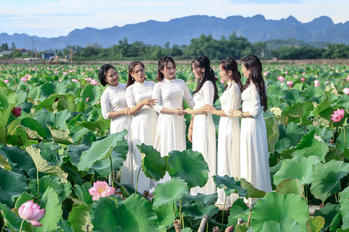 Nhiều người không ngại đường xa lẫn thời tiết nắng nóng đến đây để có những bộ ảnh đẹp. Nhóm chị Hương hôm nay đi từ 5h để kịp trang điểm, mỗi người chuẩn bị 3-5 bộ quần áo khác nhau.