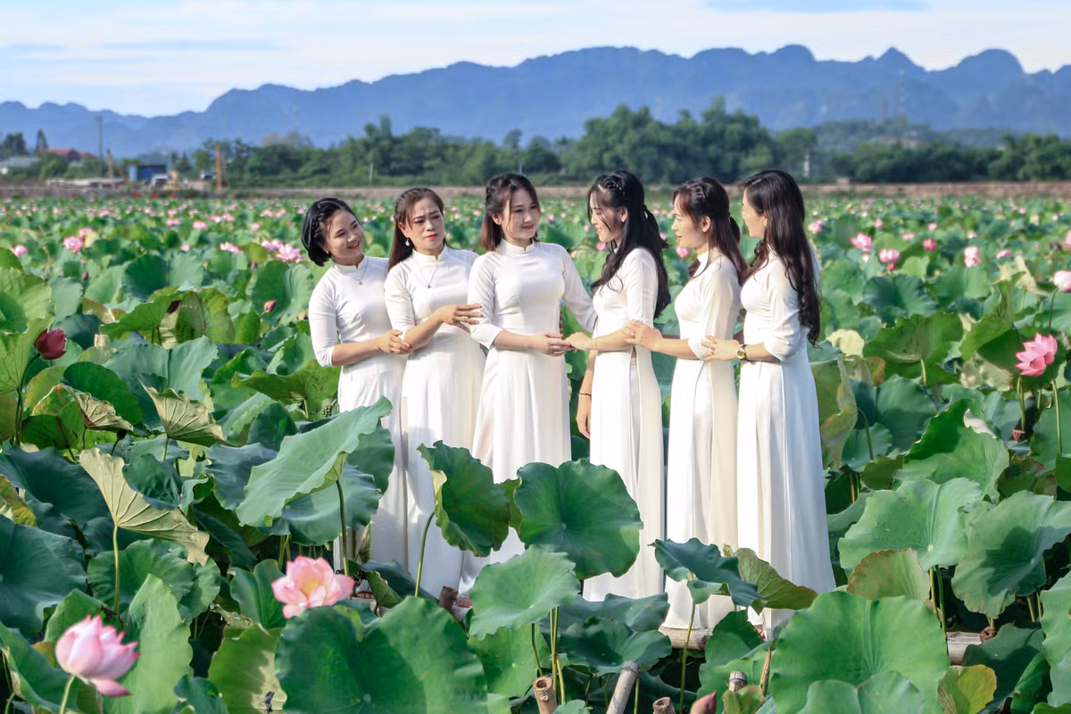 Nhiều người không ngại đường xa lẫn thời tiết nắng nóng đến đây để có những bộ ảnh đẹp. Nhóm chị Hương hôm nay đi từ 5h để kịp trang điểm, mỗi người chuẩn bị 3-5 bộ quần áo khác nhau.