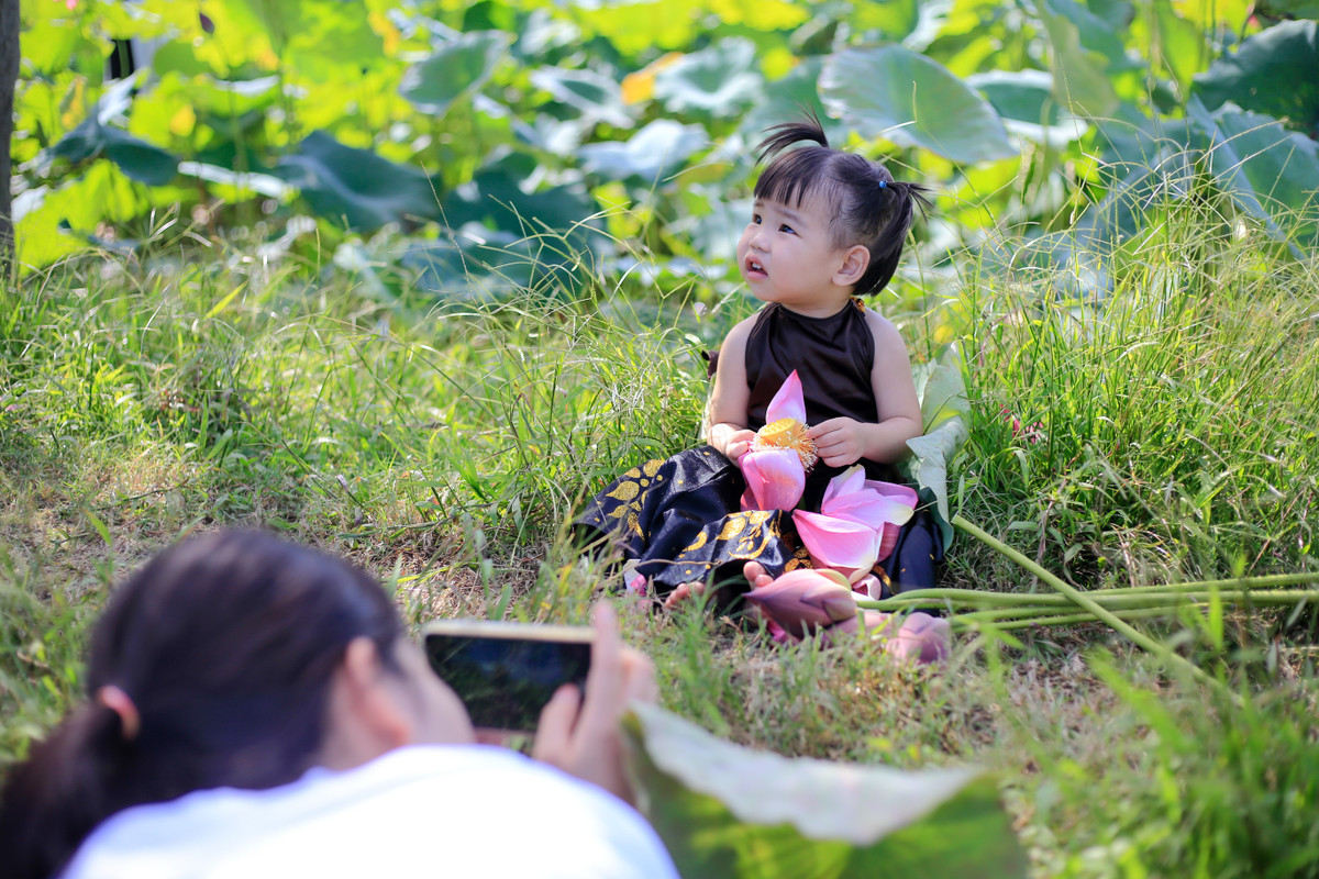Người mẹ lăn lê bò toài để có thể lưu lại khoảnh khắc đáng yêu cho con.