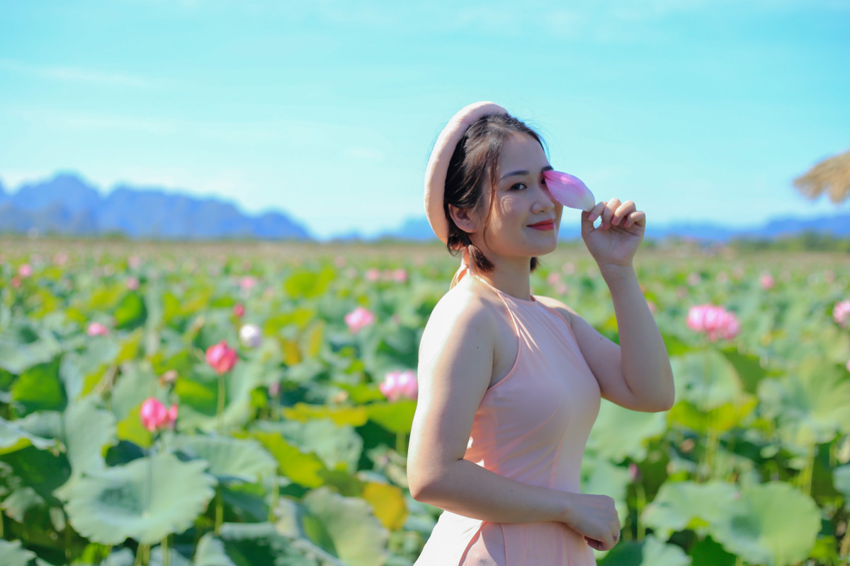 Ngoài áo dài màu trắng thể hiện sự tinh khôi, trong sáng, áo yếm cũng được bạn trẻ lựa chọn, nó thể hiện được nét duyên dáng, sắc xuân của các thiếu nữ.