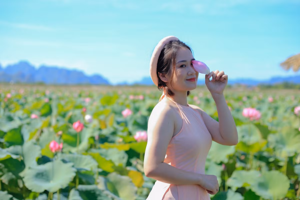 Ngoài áo dài màu trắng thể hiện sự tinh khôi, trong sáng, áo yếm cũng được bạn trẻ lựa chọn, nó thể hiện được nét duyên dáng, sắc xuân của các thiếu nữ.