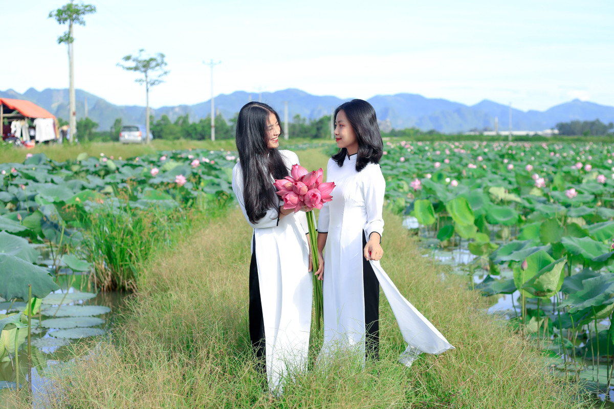 Phạm Thị Trà My (bên phải) cho biết đây là lần thứ 3 mà cô chụp ảnh ở đầm sen. "Tôi đã đi chụp sen ở một số địa điểm khác rồi nhưng thấy nơi này vẫn là đẹp nhất. Ở đây không chỉ có sen mà còn có không gian được bao quanh bởi các dãy núi tạo nên một khung cảnh kì vỹ", Trà My nói.