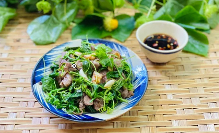 Mấy năm gần đây, rau chùm bao xuất hiện ở thành phố, được bán ở các cửa hàng rau sạch hoặc trên chợ mạng.