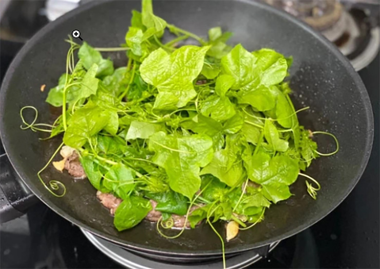 Rau chùm bao ăn sống cũng rất hấp dẫn, có vị đắng nhẹ.