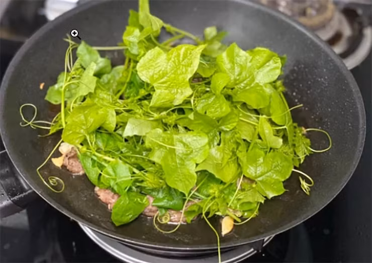 Rau chùm bao ăn sống cũng rất hấp dẫn, có vị đắng nhẹ.