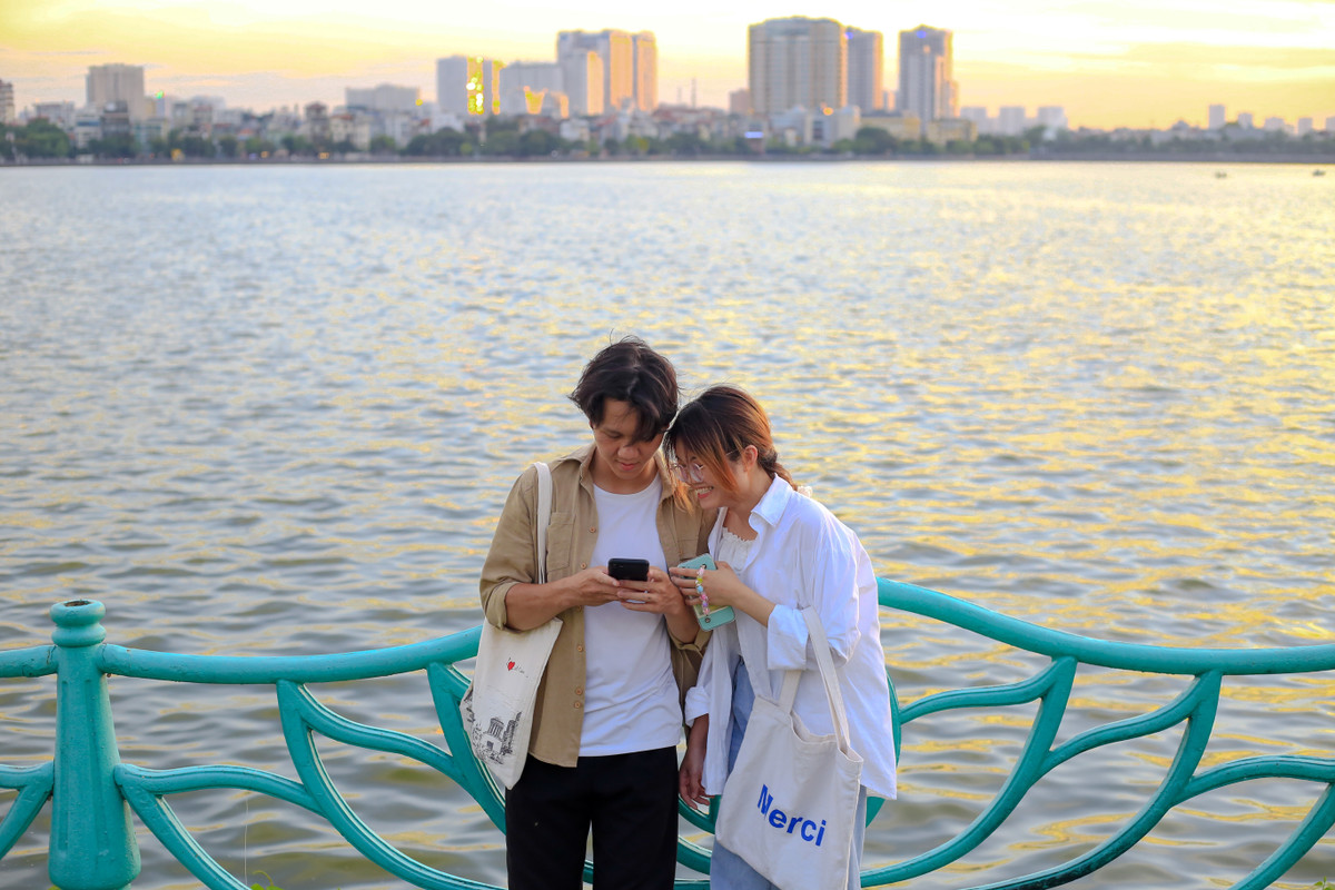 Di chuyển hơn 13 km từ khu vực Hà Đông lên quận Tây Hồ, Việt Anh và Nhật tranh thủ chụp ảnh kỷ niệm. "Mình thường đi lên hồ Tây vào những ngày cuối tuần, khi không bận việc gì. Với mình, mùa hè hiện tại chưa nóng quá nên chưa ngại đi xa. Cộng với ngắm được cảnh hoàng hôn đẹp, mình thấy khá bõ công đi quãng đường từ đầu này sang đầu kia thành phố", Việt Anh cho hay.