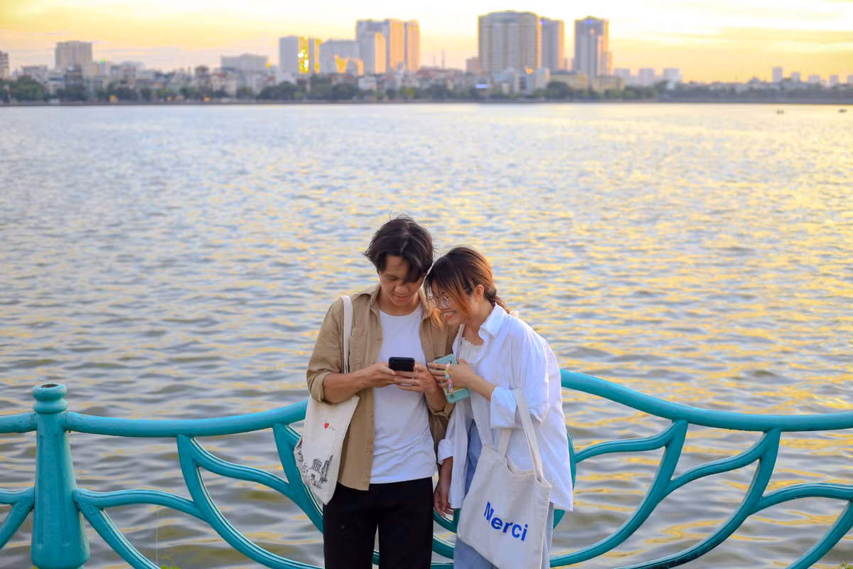 Di chuyển hơn 13 km từ khu vực Hà Đông lên quận Tây Hồ, Việt Anh và Nhật tranh thủ chụp ảnh kỷ niệm. "Mình thường đi lên hồ Tây vào những ngày cuối tuần, khi không bận việc gì. Với mình, mùa hè hiện tại chưa nóng quá nên chưa ngại đi xa. Cộng với ngắm được cảnh hoàng hôn đẹp, mình thấy khá bõ công đi quãng đường từ đầu này sang đầu kia thành phố", Việt Anh cho hay.